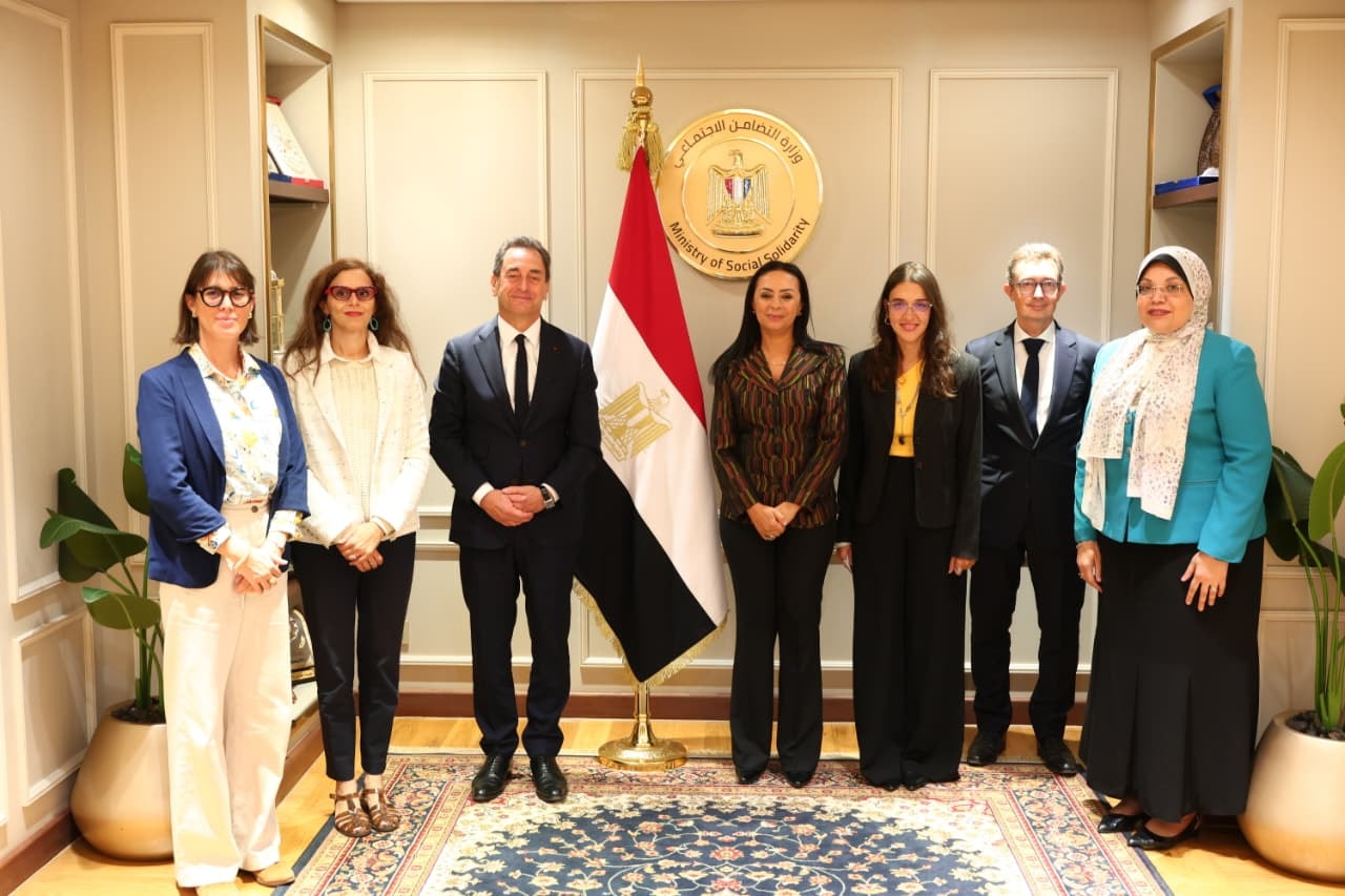 وزيرة التضامن الاجتماعي تلتقي السفير الفرنسي بالقاهرة