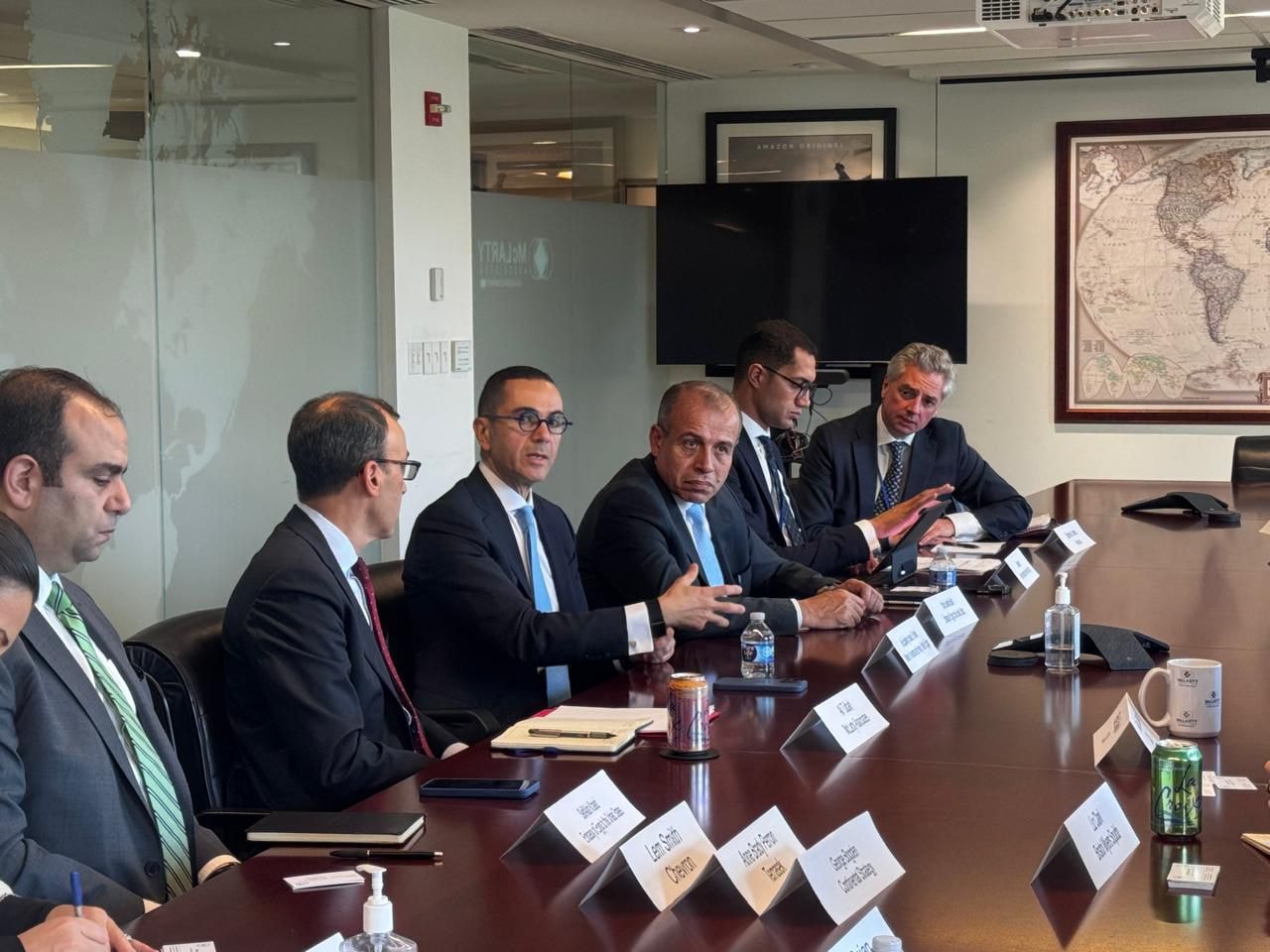 وزير الاستثمار يعقد مائدة مستديرة مع شركة الاستشارات الدولية McLarty Associates وكبار المستثمرين وخبراء أسواق المال الأمريكية