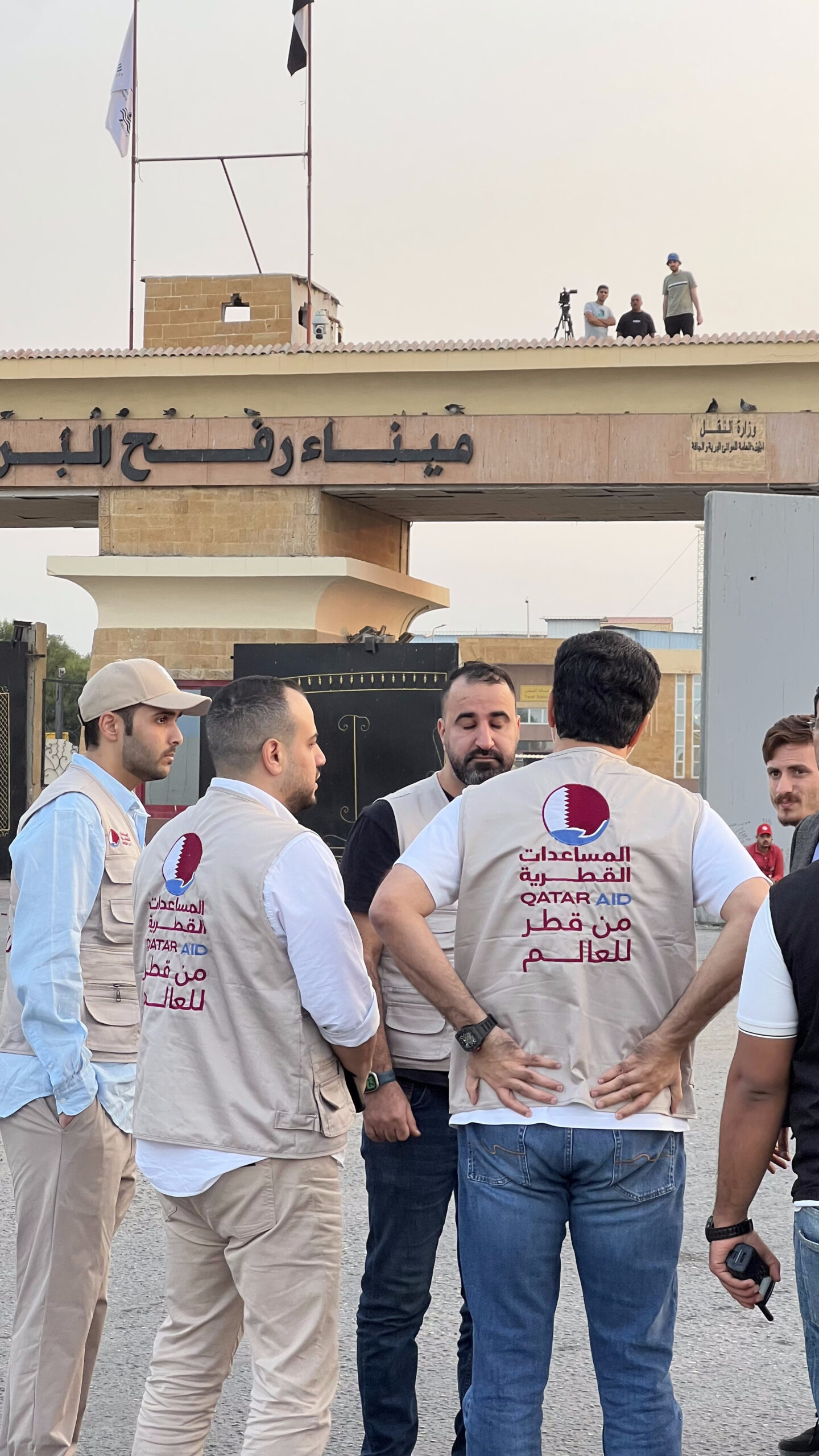 تحت مظلة المساعدات القطرية.. عبور دفعة جديدة من المساعدات القطرية من معبر رفح تشمل 2790 خيمة محملة على 16 شاحنة إغاثية لصالح قطاع غزة