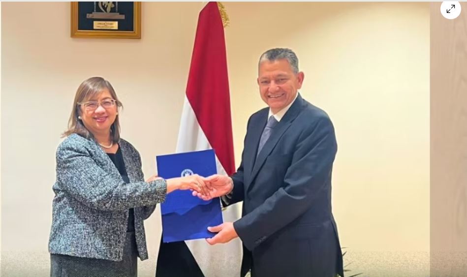 سفيرة الفلبين تقدم صورة من أوراق اعتمادها لمساعد وزير الخارجية للبروتوكول في العاصمة الإدارية الجديدة